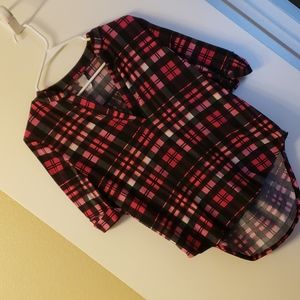 Discreet mid sleeve top